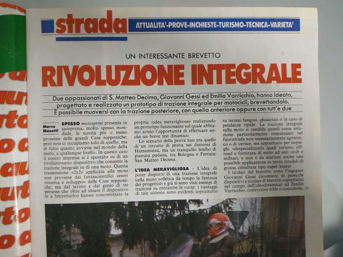 Road: topicality-test-surveys-tourism-technique-variety
An interesting patent
Integral revolution
Author: Marco Masetti
Two enthusiasts of S. Matteo Decima, Giovanni Gessi and Emilio Varricchio, have designed, designed and built a prototype four-wheel drive for motorcycles, patenting it. It is possible to move with the rear wheel drive, with the front wheel drive or with both.
Spresso motosprint presents a preview, very often worldwide, of the more or less recent innovations of the great Japanese companies; but we do not only deal with that, but with everything that happens in the world of motorcycles, at any level. In this case our interest has shifted to a revolutionary device that allows four-wheel drive on a motorcycle. This 2x2 transmission applied to motorcycles does not come from the science fiction centers research and development of the Japanese companies, but from the work and genius of three people who, in addition to designing the device (and patent), have concretized their wonderful idea creating a working prototype on which we had the opportunity to carry out even a brief dynamic test.
The scenario of the test was not that of a test circuit near Hamamatsu, but a quiet part of the Po valley, between Bologna and Ferrara: San Matteo Decima.
The marvelous idea - The idleness of being able to have a four-wheel drive on the bike has long since tickled the imagination of designers and we have already seen examples of traction on both wheels: the advantages of this system are evident above all on muddy, frozen ground or in case of steep slopes. The four-wheel drive on the bike is therefore a particularly interesting solution in off-road not necessarily competitive or at the top, but above all for "despecialized" uses such as off-road tourism and the supply of motorcycles to civil and military bodies; and it is not to be discarded even of large displacement type super tourer.
The patent holders are the engineer Giovanni Gessi (inventor of several devices and holder of patents especially in the field of oleodynamics) and Emilio Varricchio, construction and consultant builder.
